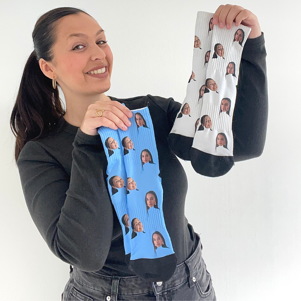 Kerstcadeau met foto: sokken met een uitgeknipt gezicht op een kerstpatroon